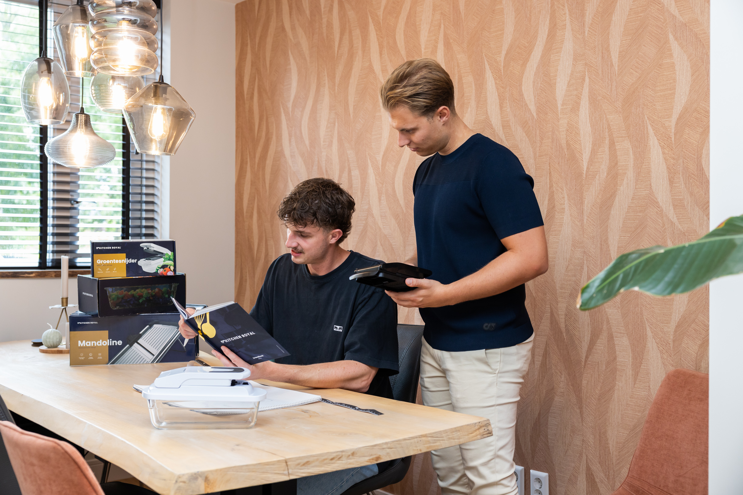 Kylian Hos & bouwer - werkmoment in de schuur